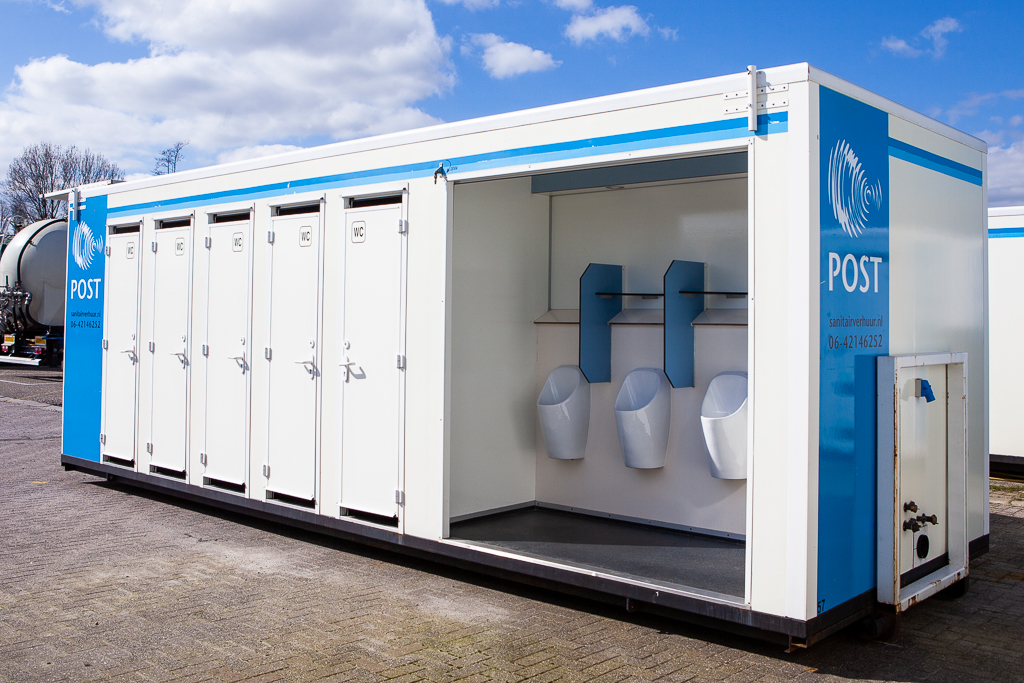 Toiletunit met toiletten en urinoirs